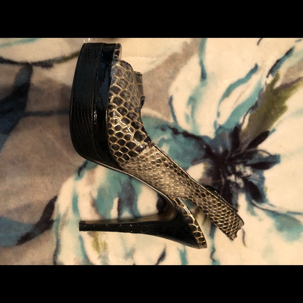 Sexy platform heels, gold and snake details